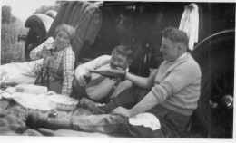 Photographie Vintage Photo Snapshot Pic-nic Pique-nique Bouteille Groupe - Autres & Non Classés