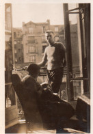 Photographie Vintage Photo Snapshot Fenêtre Window Contrejour Famille - Personnes Anonymes