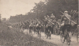 Cpa Peloton Cycliste Doublant Une Colonne D'artillerie - 1939-45