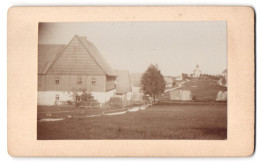 Fotografie Unbekannter Fotograf, Ansicht Zinnwald-Georgenfeld, Blick Von Einem Gutshaus Nach Der Kirche  - Places