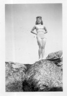 Photographie Vintage Photo Snapshot Pin-up Maillot Bain Bikini Sexy Jambes Legs - Personnes Anonymes