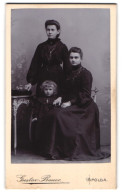 Fotografie Gustav Bauer, Apolda, Junge Mutter Nebst Ihrer Schwester Und Tochter Im Atelier  - Anonymous Persons