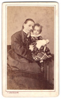 Fotografie F. Brandseph, Stuttgart, Mutter Und Tochter Im Atelier, Tochter Mit Puppe Im Arm, Mutterglück  - Anonymous Persons