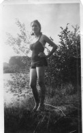 Photographie Vintage Photo Snapshot Pin-up Maillot Bain Sexy Jambes Legs - Anonymous Persons