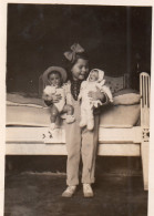 Photographie Vintage Photo Snapshot Poupée Doll Enfant Fillette Intérieur - Anonymous Persons