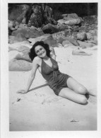 Photographie Vintage Photo Snapshot Pin-up Maillot Bain Sexy Jambes Legs - Anonymous Persons