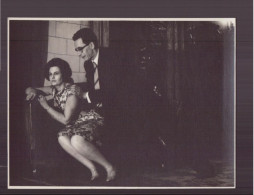 PHOTO D UNE REPRESENTATION THEATRALE COUPLE SUR UNE BANQUETTE 16 X 12 CM - Other & Unclassified