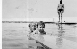 Photographie Vintage Photo Snapshot Piscine Swimming Pool Plongeoir  - Autres & Non Classés