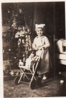 Photographie Vintage Photo Snapshot Poupée Doll Enfant Fillette Sapin Noël - Anonymous Persons