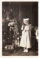 Photographie Vintage Photo Snapshot Poupée Doll Enfant Fillette Sapin Noël - Anonymous Persons