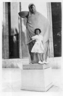Photographie Vintage Photo Snapshot étrange Bizarre Sculpture Enfant Fillette - Anonymous Persons