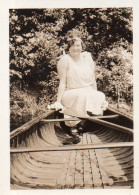 Photographie Vintage Photo Snapshot Barque Canot Bateau Mode Pagaie Femme - Other & Unclassified
