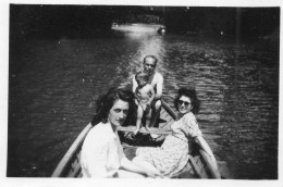 Photographie Vintage Photo Snapshot Barque Canot Bateau Mode Moteur  - Schiffe