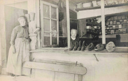 METIERS _S29084_ Carte Photo - A Identifier - Homme Et Femme Dans Leur Atelier - Coordonnier - Kunsthandwerk