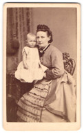 Fotografie Chr. Beitz, Arnstadt, Junge Mutter Mit Ihrem Kind Auf Dem Schoss, Mutterglück  - Anonyme Personen