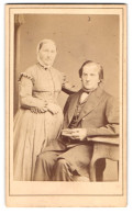 Fotografie Herman Koch, Neuwied, Herr Sam. Weiz Und Frau Adolfine Posieren Im Atelier  - Anonyme Personen