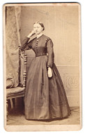 Fotografie J. E. Schubert, Nürnberg, Junge Dame Im Schlichten Kleid Mit Brosche  - Personnes Anonymes