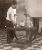 Photographie Vintage Photo Snapshot Enfant Fillette Indochine - Personnes Anonymes