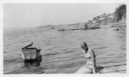 Photographie Vintage Photo Snapshot Plage Mer Sea Beach Maillot Bain Sexy - Lieux