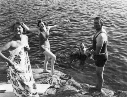 Photographie Vintage Photo Snapshot Sexy Baignade Maillot Bain Rocher Groupe - Other & Unclassified