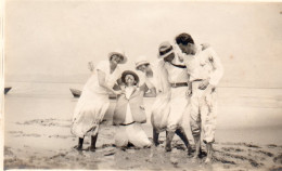 Photographie Vintage Photo Snapshot Drôle Gag Funny Plage Danse Mode  - Autres & Non Classés