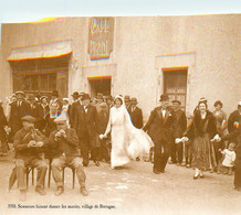 CPSM VILLAGE DE BRETAGNE - 1910 -  Sonneurs Faisant Danser Les Mariés      L2071 - Bretagne