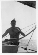 Photographie Vintage Photo Snapshot Bateau Voile Voilier Barre Sailing - Bateaux