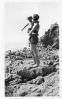 Photographie Vintage Photo Snapshot Mère Enfant Maman Maillot Bain Sexy - Autres & Non Classés