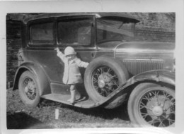 Photographie Vintage Photo Snapshot Automobile Voiture Car Auto Enfant - Automobiles