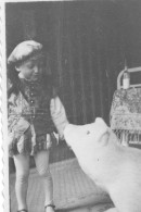 Photographie Vintage Photo Snapshot Ours Peluche Teddy Bear étrange Enfant - Anonymous Persons