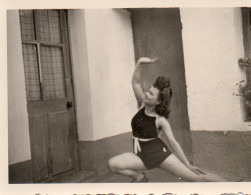 Photographie Vintage Photo Snapshot Danse Sexy Coiffure Femme Jambes - Anonymous Persons