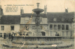 51 - Fismes - Fontaine Monumentale - Place Lamotte - Animée - Voyagée En 1912 - Etat Mauvais Coups Et Brulure Visible -  - Fismes