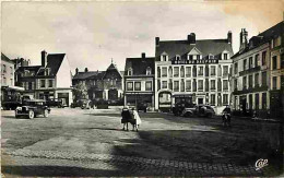 61 - Laigle - Place De La Halle Et Hôtel Du Dauphin - Animé - CPA - Voir Scans Recto-Verso - L'Aigle