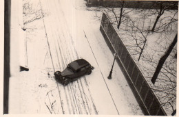 Photographie Vintage Photo Snapshot Automobile Voiture Car Auto Neige Snow Haut - Autres & Non Classés