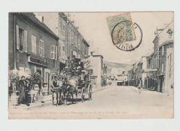 CPA - 38 - LA MURE - Arrivée Ou Départ En DILIGENCE Devant HOTEL PELLOUX Rue Des Fossés, Route Du Pélerinage Voy 1906 - La Mure