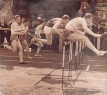 ATHLETISME TOURCOING 1958 110M HAIES AVEC DOHEN ET SCHOTTES   PHOTO 15X13CM - Deportes