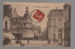 CPA - 10 - N°27 - Troyes - Rue Urbain-IV - Animée - Circulée En 1917 - Troyes