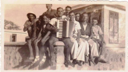 Photo Originale - Senegal - Dakar 1941 - L'equipage De La B.A.N A La Base - Accordeon - Guerre, Militaire