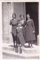 Photo Originale - 45 - FEROLLES - Installation De L'abbé Picard  - Jeunes Femmes Sur Les Marches De L'église  - Mai 1934 - Places