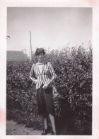 Photo Originale - PLONEVEZ PORZAY - Juillet 1939 -   Jeune Femme Prenant La Pose - Lieux