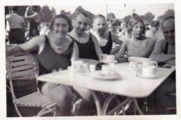 Photo Originale - Originalbild - 1933 - Brentanobad- Frankfurt Am Main Femme / Hommes En Maillot De Bain Au Bar Du Lac - Lieux