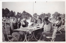 Photo Originale - Originalbild - 1933 - Brentanobad- Frankfurt Am Main - Femmes/hommes En Maillot De Bain Au Bar Du Lac  - Lieux