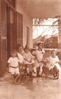 Photo Originale - 1921 -  Tanzania ( Tanganyika )Deutsch Ostafrikas - TANGA - La Famille Sur La Terrasse De La Maison - Places