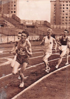 ATHLETISME 1957 A COLOMBES LE 5000 METRES VAINQUEUR DU NORVEGIEN  PHOTO 18X13CM - Sporten