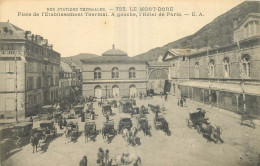 63  LE MONT DORE  PLACE DE L'ETABLISSEMENT THERMAL  A GAUCHE L'HOTEL DE PARIS  E.A.  CALECHES CHEVAUX - Le Mont Dore