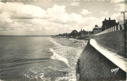 14  LION SUR MER  LA DIGUE ET LA PLAGE A MAREE HAUTE - Sonstige & Ohne Zuordnung