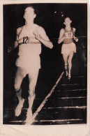 ATHLETISME SUEDE MALMOE 1956 PIRIE PULVERISE LE RECORD DU MONDE DU 3000 METRES  PHOTO ORIGINALE 18X13CM - Sporten