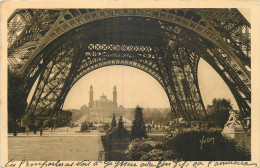 75 - PARIS - SOUS LA TOUR EIFFEL - Eiffeltoren