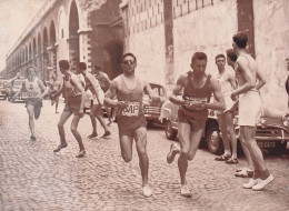 ATHLETISME LE RELAIS A TRAVERS PARIS 1957 VIADUC D'AUTEUIL  PHOTO ORIGINALE 18X13CM - Sports