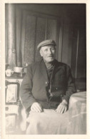 CARTE PHOTO - Un Vieux Homme Assis Dans La Cuisine - Animé - Carte Postale Ancienne - Photographs